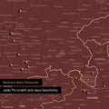 Detail einer DACH-Karte als Pinn-Leinwand in Bordeaux Rot mit Pins in Deutschland, Österreich und Schweiz