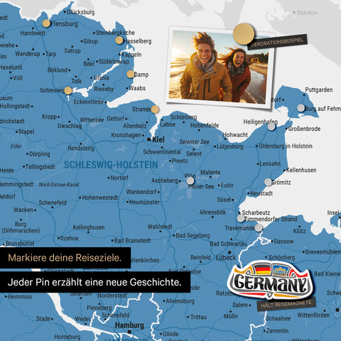 Detail einer magnetischen Deutschland-Karte als Magnettafel in Blau zeigt Schleswig-Holstein mit einem angepinnten Urlaubsfoto sowie Reise- und Urlaubsmagnete
