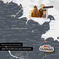 Detail einer magnetischen Deutschland-Karte als Magnettafel in Denim Blue zeigt Schleswig-Holstein mit einem angepinnten Urlaubsfoto sowie Reise- und Urlaubsmagnete