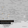 Ausschnitt einer magnetischen Deutschland-Karte in Coolgray (Hellgrau) zeigt Karte von Bayern, auf der Magnete Reiseziele markieren