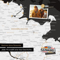 Detail einer magnetischen Deutschland-Karte als Magnettafel in Schwarz-Weiss zeigt Schleswig-Holstein mit einem angepinnten Urlaubsfoto sowie Reise- und Urlaubsmagnete