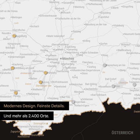 Ausschnitt einer magnetischen Deutschland-Karte in Schwarz-Weiss zeigt Karte von Bayern, auf der Magnete Reiseziele markieren