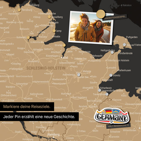 Detail einer magnetischen Deutschland-Karte als Magnettafel in Sonar Black zeigt Schleswig-Holstein mit einem angepinnten Urlaubsfoto sowie Reise- und Urlaubsmagnete