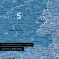 Ausschnitte einer Postleitzahlenkarte von Deutschland mit Bayern als Pinn-Leinwand in Blau