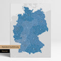 Neutrale schlichte Standard-Ausführung einer Deutschland-Karte mit Postleitzahlen als Pinn-Leinwand in Blau