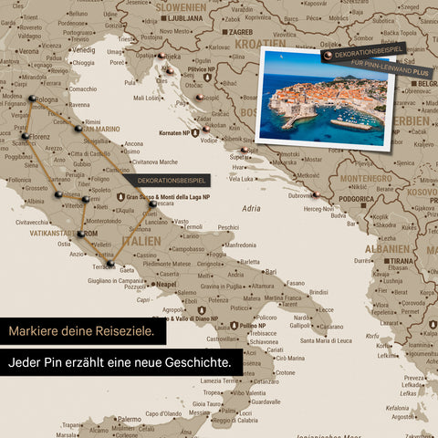 Moderne Europa Landkarte in der Farbe Desert Sand als Pinn-Leinwand zeigt einen Ausschnitt von Italien, Kroatien und Griechenland, in der bereits besuchte Reiseziele durch Pins markiert sind
