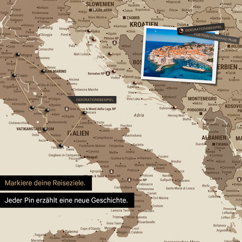 Moderne Europa Landkarte in der Farbe Multicolor Braun als Pinn-Leinwand zeigt einen Ausschnitt von Italien, Kroatien und Griechenland, in der bereits besuchte Reiseziele durch Pins markiert sind