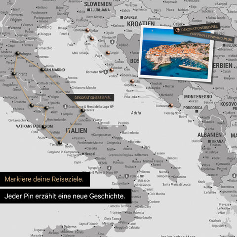 Moderne Europa Landkarte in der Farbe Multicolor Grau als Pinn-Leinwand zeigt einen Ausschnitt von Italien, Kroatien und Griechenland, in der bereits besuchte Reiseziele durch Pins markiert sind