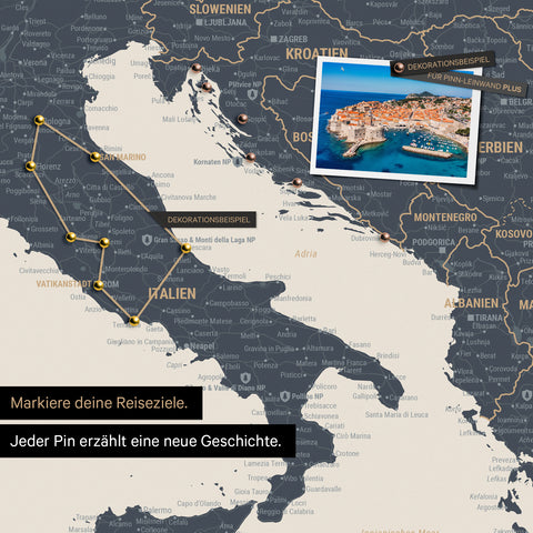 Moderne Europa Landkarte in der Farbe Navy Light als Pinn-Leinwand zeigt einen Ausschnitt von Italien, Kroatien und Griechenland, in der bereits besuchte Reiseziele durch Pins markiert sind