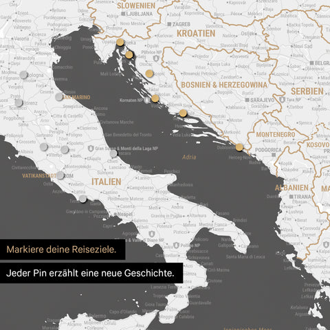 Detail einer magnetischen Europa Landkarte als Magnet-Poster in Dunkelgrau zeigt einen Ausschnitt von Italien, Kroatien und Griechenland