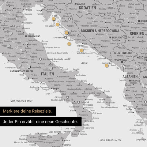 Detail einer magnetischen Europa Landkarte als Magnet-Poster in Hellgrau zeigt einen Ausschnitt von Italien, Kroatien und Griechenland