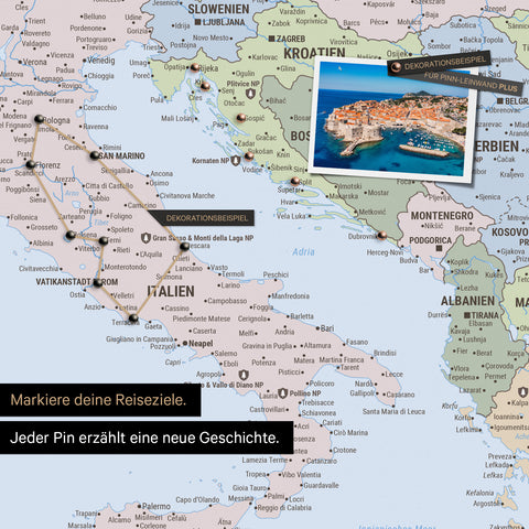Moderne Politische Europa Landkarte in der Farbe Multicolor Atlas als Pinn-Leinwand zeigt einen Ausschnitt von Italien, Kroatien und Griechenland, in der bereits besuchte Reiseziele durch Pins markiert sind