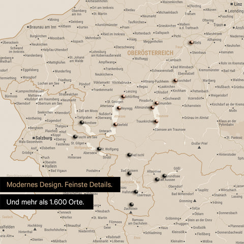 Ausschnitte einer Österreichkarte mit dem Salzkammergut und der Steiermark als Pinn-Leinwand in Gold mit 1.600 Orten