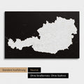 Neutrale und schlichte Standard-Ausführung einer Österreich-Karte als Pinn-Leinwand in Schwarz-Weiß mit oder ohne Straßennetz