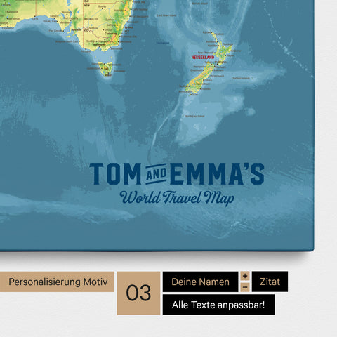 Personalisierung einer topografischen Weltkarte Pinnwand in Multicolor Topo mit einem Logo im Vintage-Look, bei dem die Namen und die Unterzeile „World Travel Map“ geändert werden kann