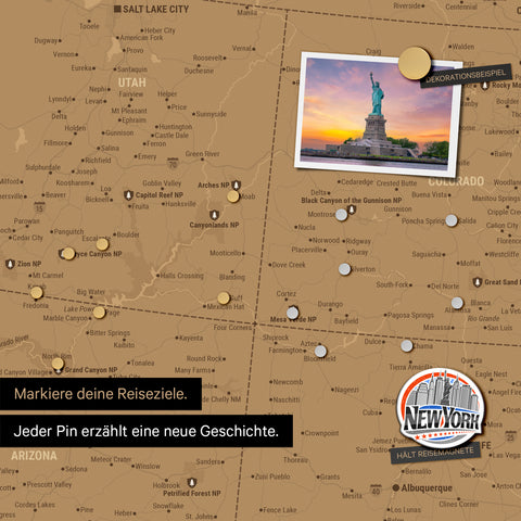 Detail einer magnetischen USA-Karte als Magnettafel mit einem angepinnten Foto sowie Reise- und Urlaubsmagnete