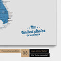 Pinnwand Leinwand einer USA Amerika Karte in Blau mit eingedrucktem Logo „United States"