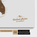Pinnwand Leinwand einer USA Amerika Karte in Braun mit eingedrucktem Logo „United States"