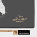 Pinnwand Leinwand einer USA Amerika Karte in Dunkelgrau mit eingedrucktem Logo „United States"
