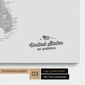 Pinnwand Leinwand einer USA Amerika Karte in Hellgrau mit eingedrucktem Logo „United States"
