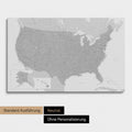 Neutrale und schlichte Ausführung einer USA Amerika Karte als Pinn-Leinwand in Hellgrau