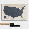 Neutrale und schlichte Ausführung einer USA Amerika Karte als Pinn-Leinwand in Navy Light
