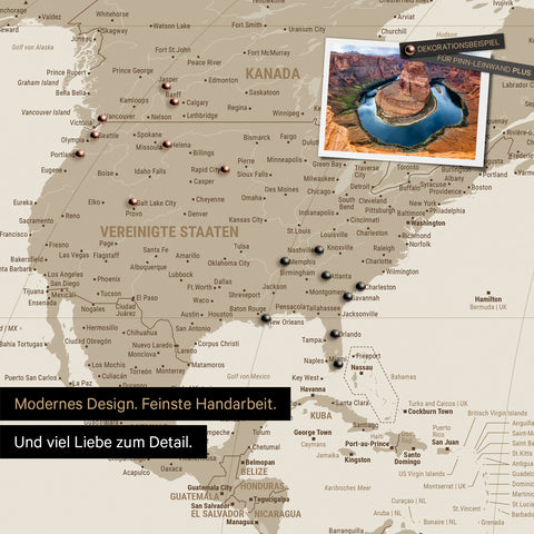 Weltkarte in der Equal-Earth-Projektion als Pinnwand in der Farbe Desert Sand, auf der Reiseziele in den USA und Kanada mit Pins markiert sind