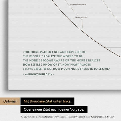 Weltkarte in der Equal-Earth-Projektion in Multicolor Sage mit eingedrucktem Zitat von Anthony Bourdain, das bei einer Personalisierung gegen ein beliebiges anderes Zitat ersetzt werden kann