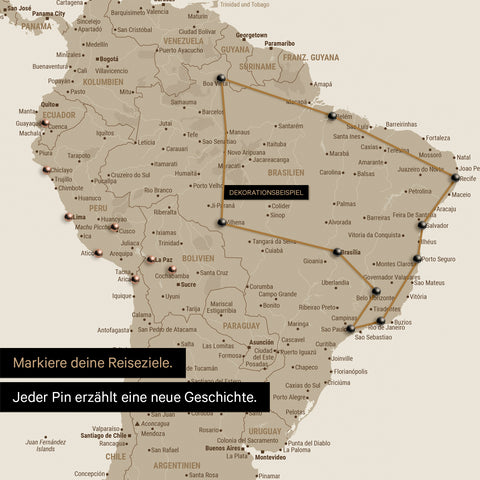 Detail einer Weltkarte als Pinn-Leinwand in Desert Sand (Beige) zeigt eine mit Pins abgesteckte Reiseroute in Südamerika durch die Länder Brasilien, Peru und Ecuador