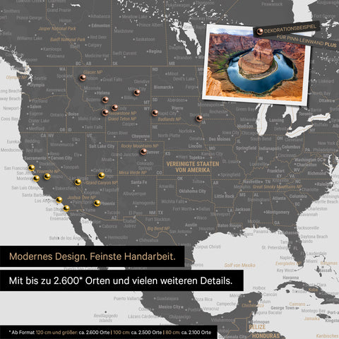 Detailreiche Weltkarte als Pinnwand in Light Gray zur Markierung von bis zu 2.600 Reisezielen in den USA, Kanada und Mexiko, Ideal für die visuelle Darstellung vergangener Reisen und zukünftiger Reisepläne