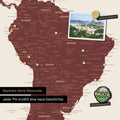Detail einer magnetischen Weltkarte als Magnettafel in Bordeaux Rot zeigt Südamerika mit einem angepinnten Foto sowie Reise- und Urlaubsmagnete