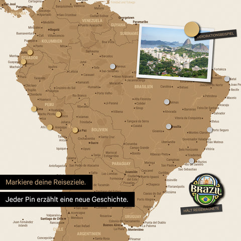 Detail einer magnetischen Weltkarte als Magnettafel in Bronze zeigt Südamerika mit einem angepinnten Foto sowie Reise- und Urlaubsmagnete
