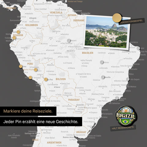 Detail einer magnetischen Weltkarte als Magnettafel in Dunkelgrau zeigt Südamerika mit einem angepinnten Foto sowie Reise- und Urlaubsmagnete