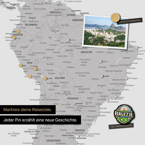Detail einer magnetischen Weltkarte als Magnettafel in Hellgrau zeigt Südamerika mit einem angepinnten Foto sowie Reise- und Urlaubsmagnete
