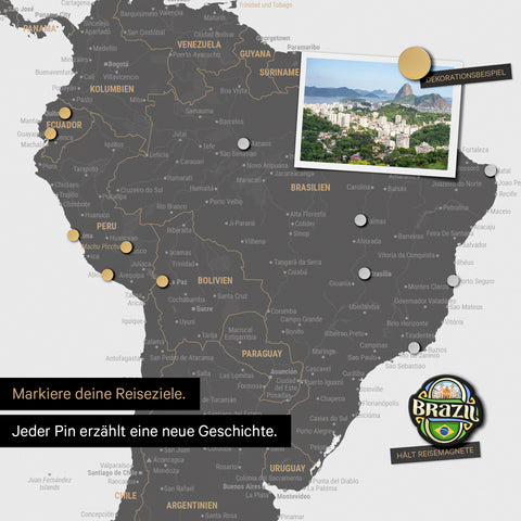 Detail einer magnetischen Weltkarte als Magnettafel in Light Gray zeigt Südamerika mit einem angepinnten Foto sowie Reise- und Urlaubsmagnete