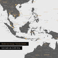 Ausschnitt einer magnetischen Weltkarte in Light Gray zeigt Karte von Asien, auf der Magnete Reiseziele markieren