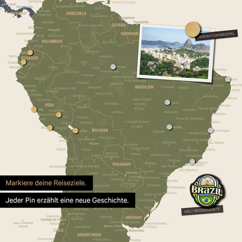 Detail einer magnetischen Weltkarte als Magnettafel in Multicolor Vivid zeigt Südamerika mit einem angepinnten Foto sowie Reise- und Urlaubsmagnete