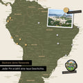 Detail einer magnetischen Weltkarte als Magnettafel in Olive Green zeigt Südamerika mit einem angepinnten Foto sowie Reise- und Urlaubsmagnete