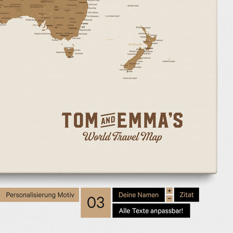 Personalisierung einer Weltkarte Pinnwand in Bronze mit einem Logo im Vintage-Look, bei dem die Namen und die Unterzeile „World Travel Map“ geändert werden kann