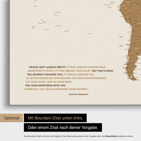 Weltkarte in Bronze mit eingedrucktem Zitat von Anthony Bourdain, das bei einer Personalisierung gegen ein beliebiges anderes Zitat ersetzt werden kann