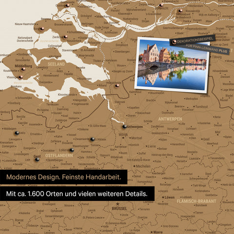 Benelux-Landkarte in Bronze als Leinwand zum Pinnen zeigt einen Ausschnitt von Seeland, Ostflandern und Antwerpen mit vielen Details wie Nationalparks, Flüssen und zahlreichen kleinen Orten und Städten, die teilweise mit Pins markiert sind