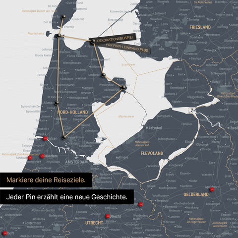Moderne Benelux-Landkarte in der Farbe Denim Blue als Pinn-Leinwand zeigt einen Ausschnitt von Nord-Holland und Utrecht, in der bereits besuchte Reiseziele durch Pins markiert sind 