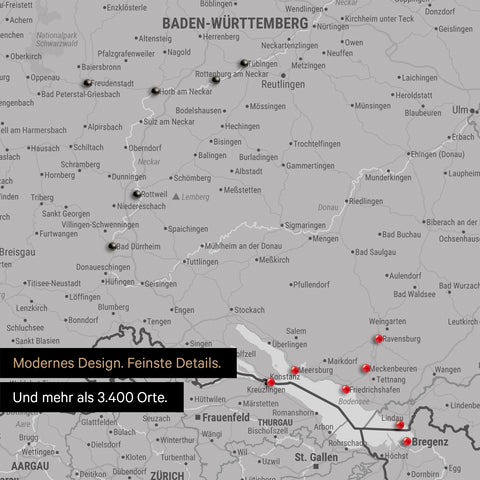 Ausschnitte einer DACH-Karte als Pinn-Leinwand in Hellgrau mit 3.400 Orten