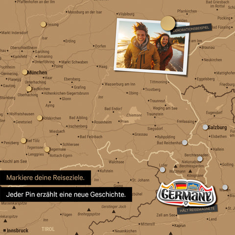Detail einer magnetischen DACH-Karte als Magnettafel zeigt Deutschland mit einem angepinnten Foto sowie Reise- und Urlaubsmagnete
