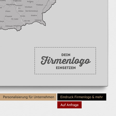 DACH-Karte als Pinn-Leinwand in Hellgrau mit Eindruck eines Firmenlogos