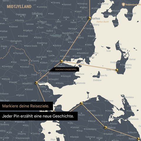 Detaillierte Dänemark-Karte als Pinn-Leinand in der Farbe Navy Light, auf der Reiseziele in Midtjylland mit Pins markiert sind und eine Reiseroute mit Garn abgebildet ist