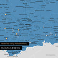 Ausschnitt einer magnetischen Deutschland-Karte in Blau zeigt Karte von Bayern, auf der Magnete Reiseziele markieren