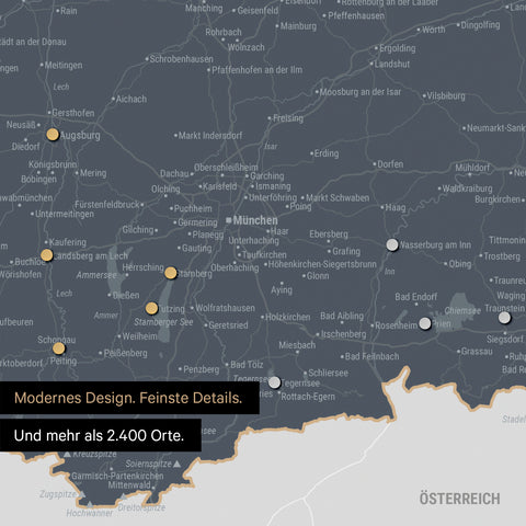 Ausschnitt einer magnetischen Deutschland-Karte in Denim Blue zeigt Karte von Bayern, auf der Magnete Reiseziele markieren