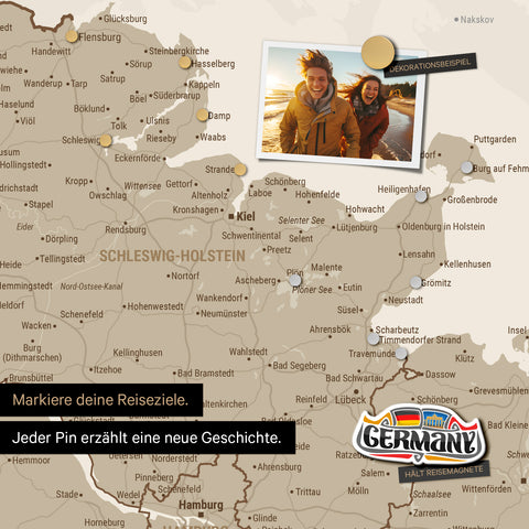 Detail einer magnetischen Deutschland-Karte als Magnettafel in Desert Sand zeigt Schleswig-Holstein mit einem angepinnten Urlaubsfoto sowie Reise- und Urlaubsmagnete
