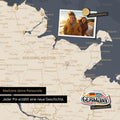 Detail einer magnetischen Deutschland-Karte als Magnettafel in Hale Navy (Blau-Gold) zeigt Schleswig-Holstein mit einem angepinnten Urlaubsfoto sowie Reise- und Urlaubsmagnete